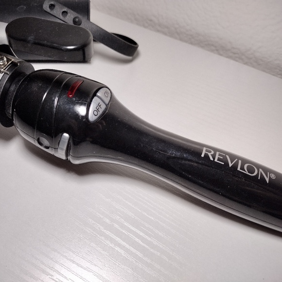 Revlon Curling Iron RV050 with Silicone Sleeve 1.5" Adjustable Heat Good Cond. - Picture 2 of 4